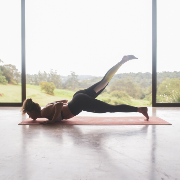 Chaturanga Dandasana (3 penas). Postura de transição em flow de Vinyasa Yoga. Postura vigorosa que exige força e equilíbrio. Fortalece abdômen, ombros e braços, estimula articulações do pulsos e órgãos abdominais.  Sutil. Equilibro e controle emocional, melhora a concentração.