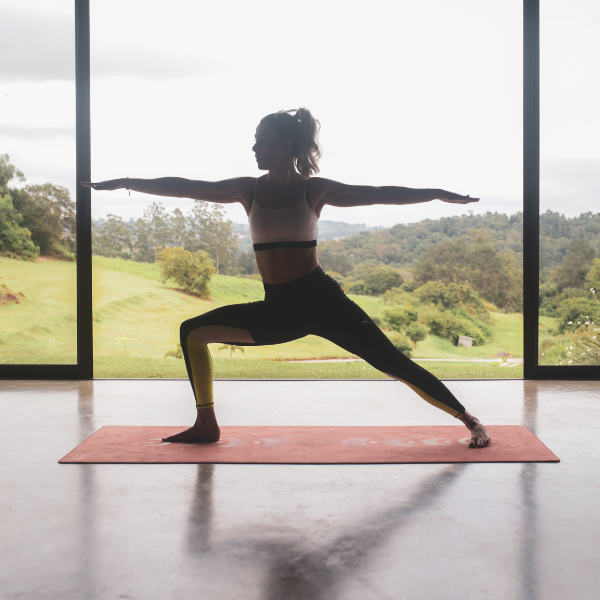 Postura tradicional do Yoga, ela trabalha força e equilibrio ao mesmo tempo.